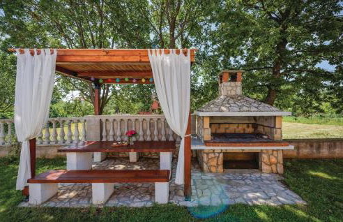 Three-Bedroom Holiday Home In Nedescina - Foto 9