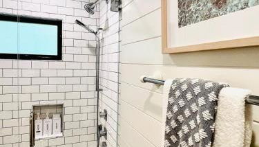 Channel Islands Beach Retreat - Photo 2, towels, Shower