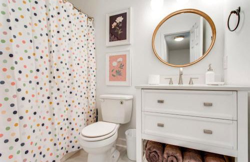 Stylish New 3BR 2.5BA Fire Pit Fence yard - Foto 35