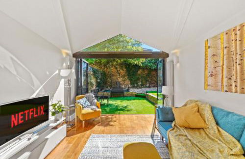 3 Bedroom Mews Home - Clapham Common - Free Private Parking - Sleeps 5 - Newly Refurbished - Sweetpea & Pillow Properties - Foto 1