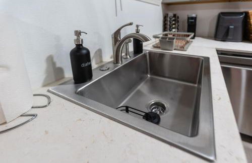 NEW Montrose Gem! Central to Museum District & Downtown Houston - Foto 8