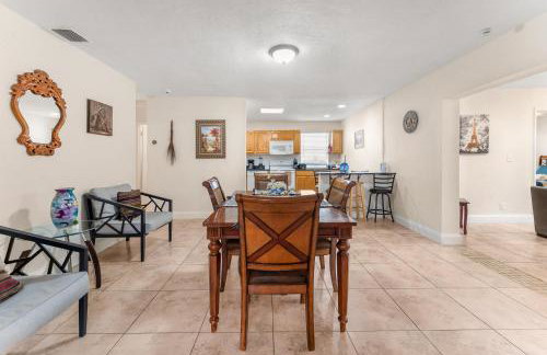 Spacious 5BR Home with Pool, Near Downtown & Beach - Foto 43