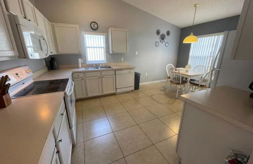 3 Bedroom Villa with Poolside Cinema and Games Room Close to theme Parks sleeps 6 - Photo 39