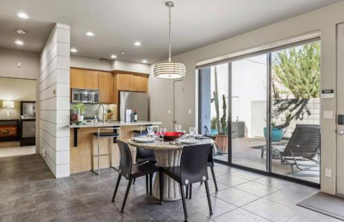 Stylish Gated TH + private heated pool + hot tub - Foto 18