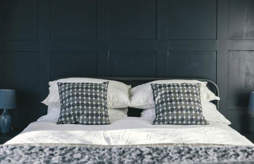 Large 7 Bedroom House for Families and Work Crews Hot Tub Parking Wi-Fi sleeps 17 - Foto 32