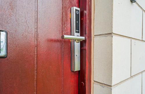 Modern 5 Bedroom Townhouse with Free Parking - Foto 62