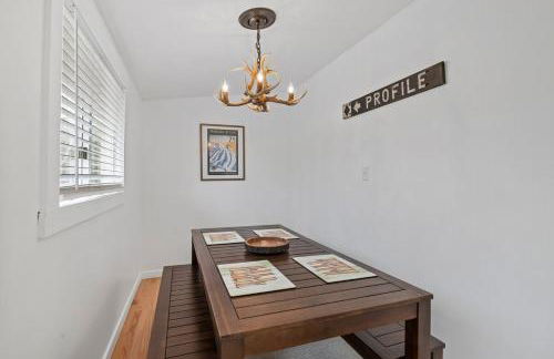 Cozy 3BR Retreat in Downtown Bethlehem - Hot Tub, Trails, Near Ski & Hike - Photo 10