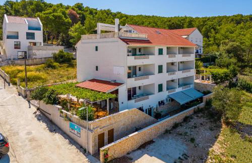 La Perla Apartments - Photo 5