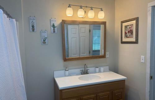 Cozy 3 4 BR Home Ideal for Family - Foto 24