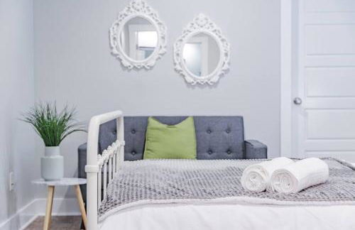 Contemporary 2BR2BA w-King - Den - Private Entry-Yard - Foto 10