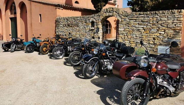 Les véhicules dans lesquels nous voyagerons pendant l'excursion