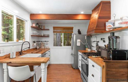 Redwood Cabin with Hot Tub Canyon View and Dogs OK - Foto 4