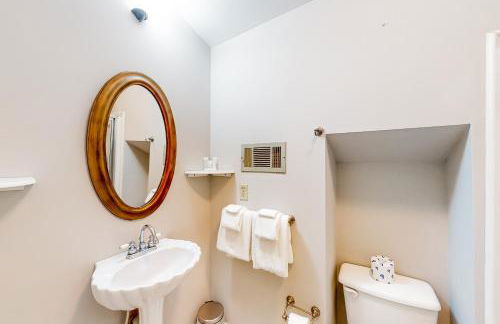 Classic coastal home with game room & private hot tub - walk to beaches - Foto 30