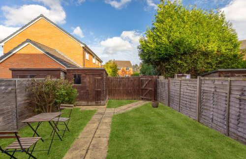 Hunsbury House - Excellent Location - Free Parking, Self-Check-In, SkyTV and Fast Wifi by Yoko Property - Foto 27