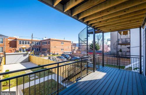 Capitol View 2 DC Townhouse Condo with Private Backyard and Garage Parking - Foto 31