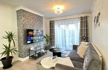 Luxurious family home in West Midlands - Photo 1