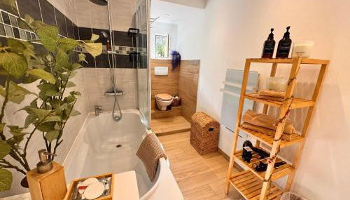 Maison Langevin 2-Bedroom House with Cozy Garden & Patio - Foto 4, towels, Shower