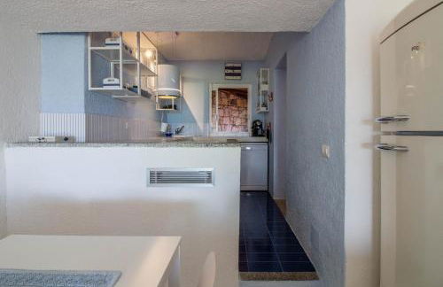 GuestHost - Villa With Private Garden, Parking & Shared Pool! - Foto 14