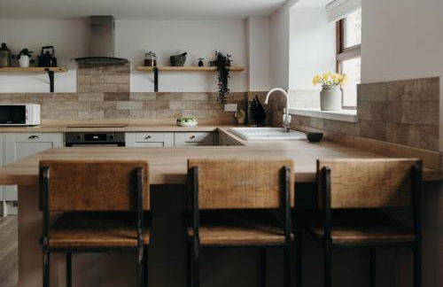 Old Sunday School - pet friendy, hot tub hideaway - Foto 24