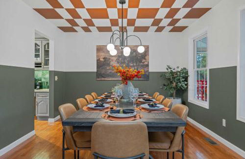 Newly Renovated Luxe Home near Asheville | Pool, Hot Tub, Theater & Games! - Foto 17