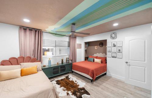 Pink Pony Villa - Waterfront Escape with Pool & Themed Rooms - Foto 7