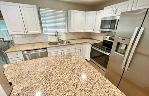 Newly Renovated Home w Garage Near Old Town - Foto 5