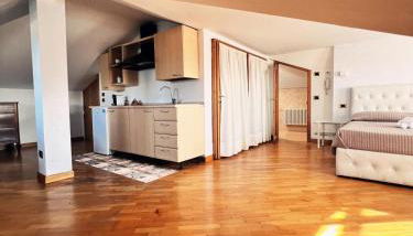 Appartamento mansardato con vista lago - Photo 2