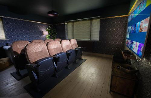 Deluxe 4 or 5 Bed House with Hot Tub, Cinema Room Sleeps 15 - Foto 6