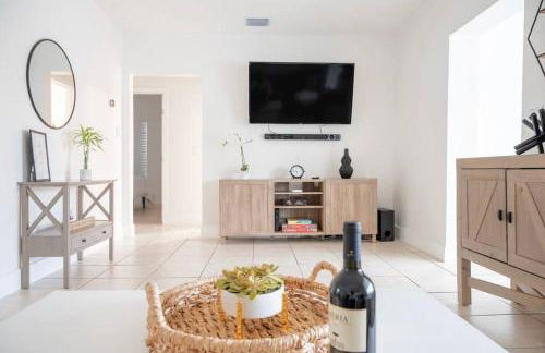 Coral Gables Home with POOL Near Airport. King beds - Foto 6