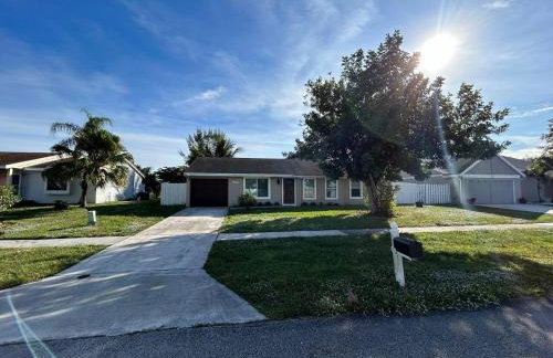 Master Bedroom w Pvt Bath in shared home - Foto 2