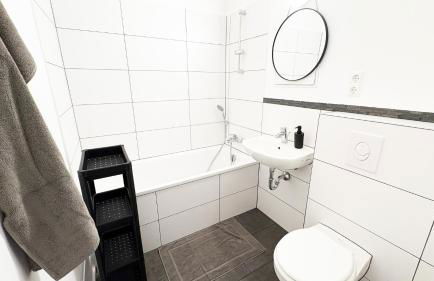 Monteurwohnungen mit TV, Internet, Parkplatz, Waschmaschine, Küche, Balkon, Restaurants und Supermarkt - Foto 12