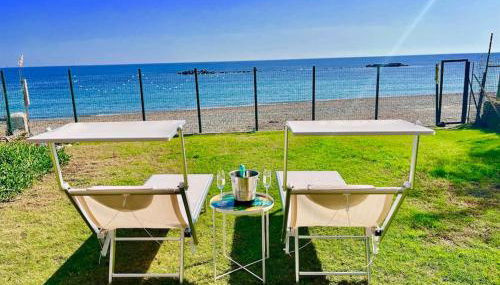 Paradise Beachfront Villa, Porto Columbu, Sardinia - Foto 2, sunbed