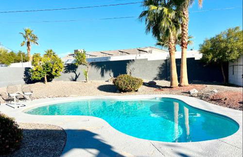 Spacious Getaway! Pool, Spa, Sleeps 9 - Foto 3