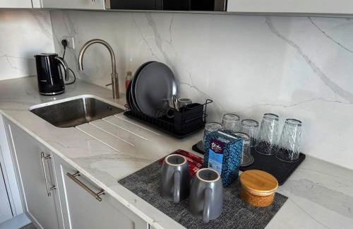 Luxury 1BR Modern Flat in London W7 with Terrace & Private Parking - Foto 8