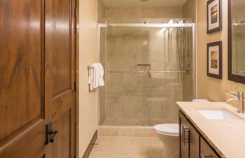 Relax surrounded by nature in this 1BD resort condo with resort amenities - Foto 10