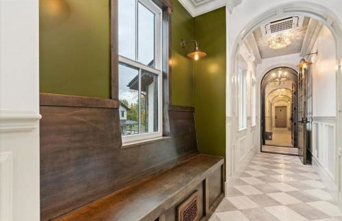 The Bee Room - Cozy Retreat on Midway Main Street - Photo 9