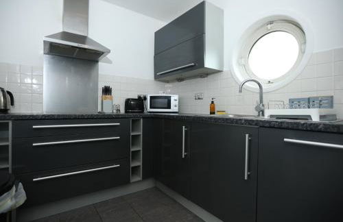 2 bedroom Apartment In Cardiff Bay with Private Parking By N And N Stays, perfect for corporate and leisure stays, long stays welcome, Scafollding currently on building, does not affect the apartment - Photo 10