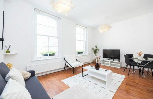 Spacious 1BR Steps from London Bridge & The Shard - Photo 16