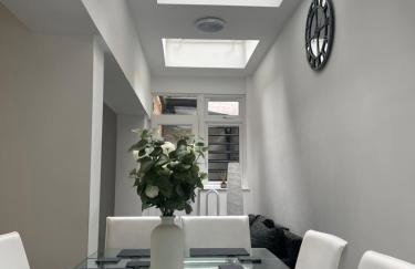 West Hampstead 3BR - with Fast WiFi - Sofa Bed & Workstation - Foto 6