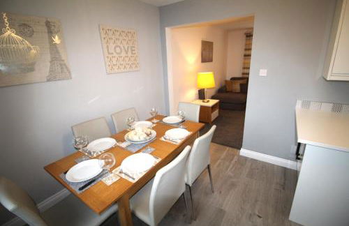 3 Bedroom House - Parking - Wifi - Fully Refurbished Throughout - New Kitchen & Bathroom - Foto 13