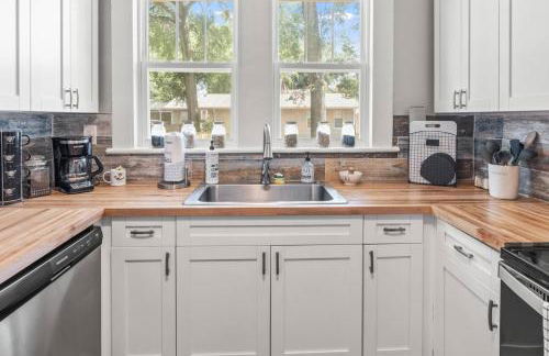 BeeKeeper's Inn - Beautifully Renovated 1929 Bungalow with 2 Bedrooms on Brick Street near Tampa's Attractions - Foto 17