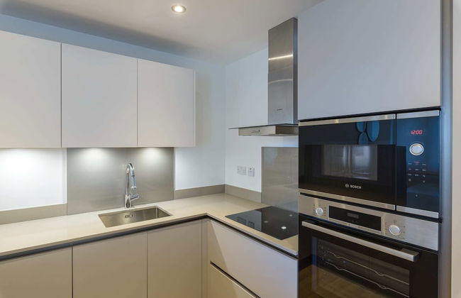 Luxury Modern Apartment With Exceptional Views! Hosted by Sweetstay - Photo 12