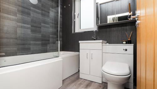 3 Bedroom House-Free Parking-by Holiday Homes - Foto 5