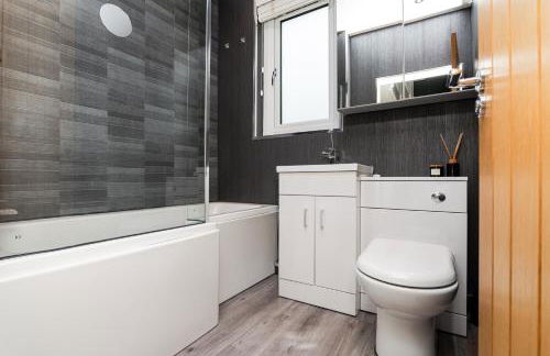 3 Bedroom House-Free Parking-by Holiday Homes - Foto 5