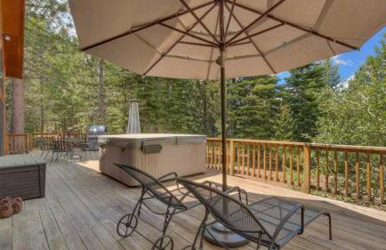 Black Bear by Avantstay Spacious Viking Lodge in Tahoe Donner w/ Game Room & Hot Tub! - Photo 34