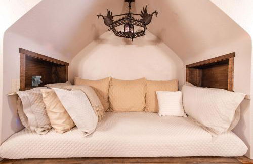 HIGHLANDS CASTLE overlooking Lake George plus 2 other CASTLES & SUITES - Foto 26