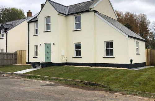 3 Bed house near Tenby with Hot Tub - Photo 18