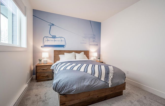 Grizzly Ridge Getaway Brand New, Hot Tub, Sleeps 11 - Photo 4