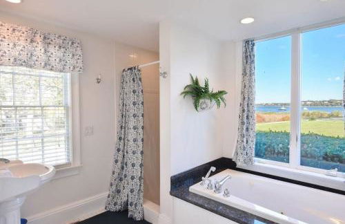 Waterfront Fun at this Huge Family Estate - Foto 13