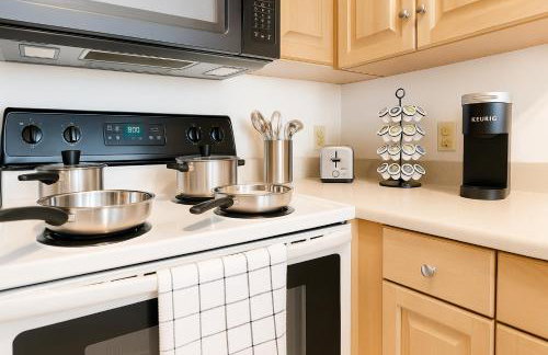 Spacious Loft with Fireplace - near CSU, Playhouse, Progressive field, R&R Hall of Fame with Gym & Sauna and Sleeps 12 - Foto 16